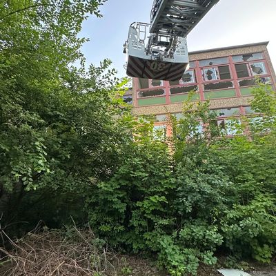 FW-E: Feuer in leerstehender Schule - Feuerwehr geht zunächst von Menschenrettung aus