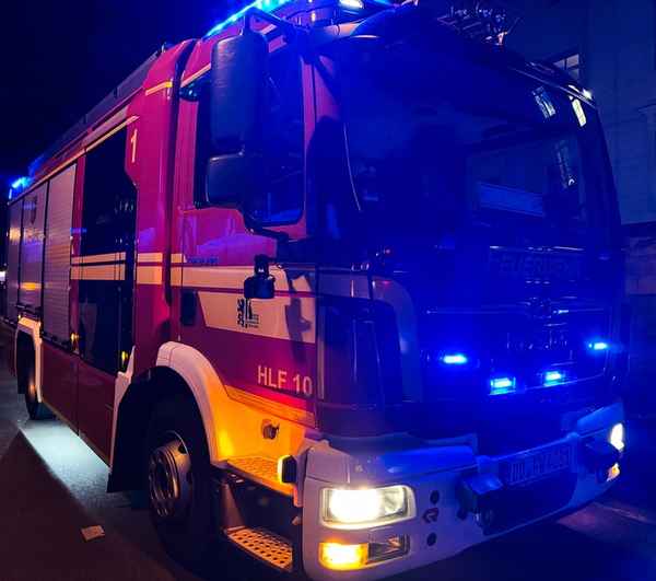 FW Dresden: Brand eines Kleintransporters
