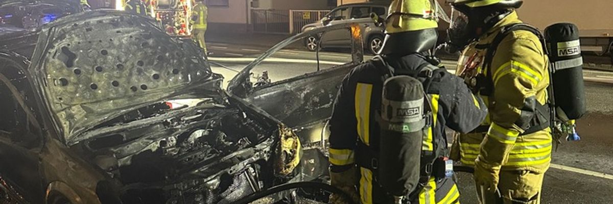 FW Weinheim: Fahrzeugbrand in Weinheim. Feuerwehr verhindert Ausbreitung auf Gebäude