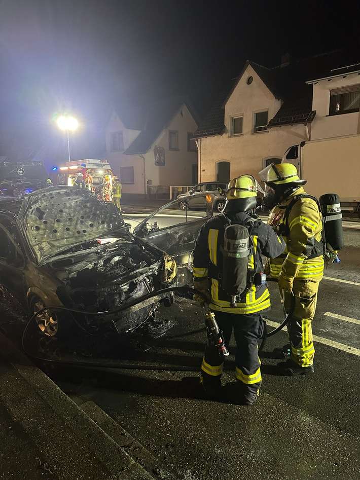FW Weinheim: Fahrzeugbrand in Weinheim. Feuerwehr verhindert Ausbreitung auf Gebäude