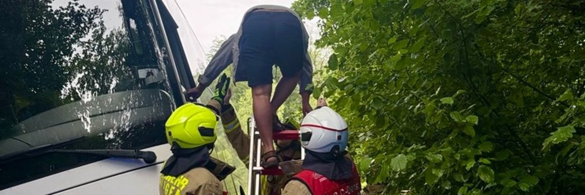 FW Ratingen: Linienbus auf Waldweg von Fahrbahn abgekommen