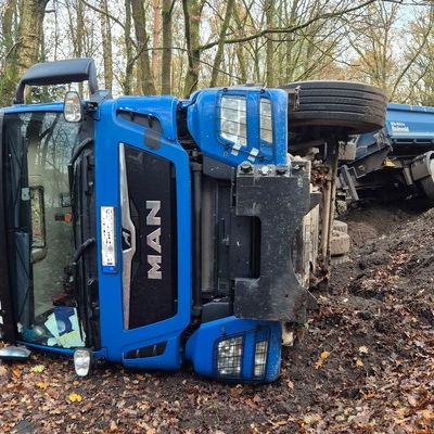 FW Südheide: LKW kommt von Straße ab und kippt um - Fahrer beleibt unverletzt
