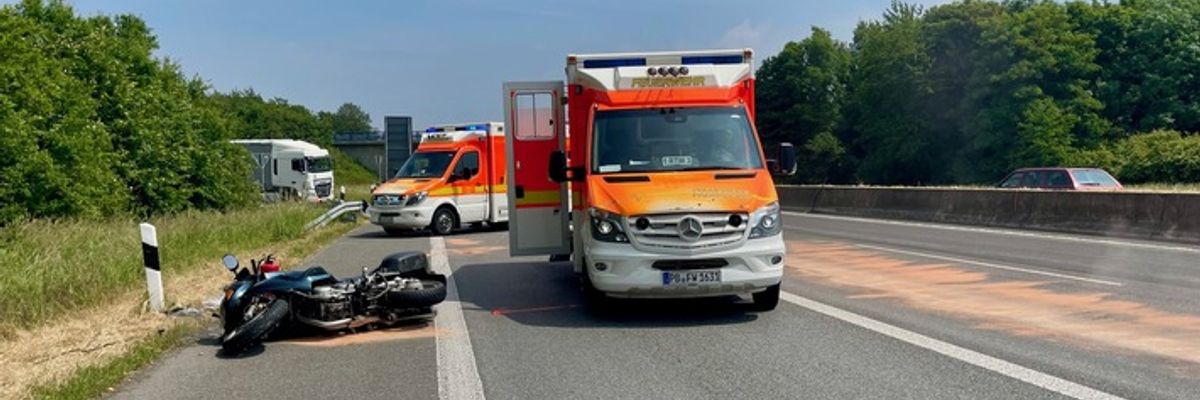 FW Paderborn: Verkehrsunfall mit einem Motorrad auf der Bundesstraße 1