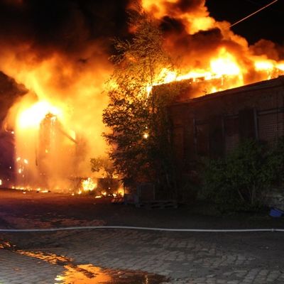FW Helmstedt: Leerstehende Lagerhalle in Vollbrand