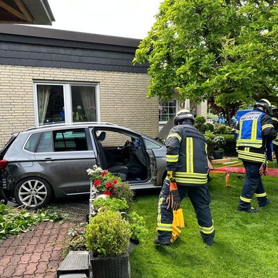 FW-Schermbeck: PKW rückwärts in Garten