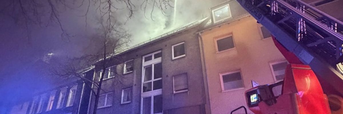 FW-RS: Dachstuhlbrand in einem Mehrfamilienhaus