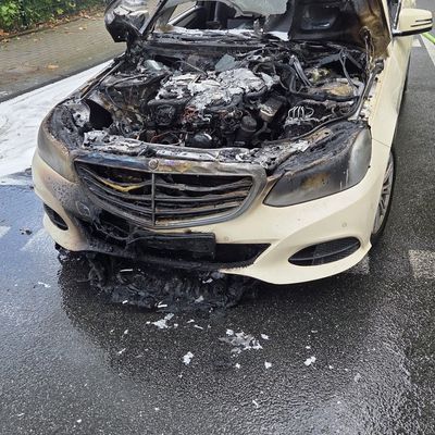 FW Ratingen: Taxi im Stadtteil West in Brand geraten