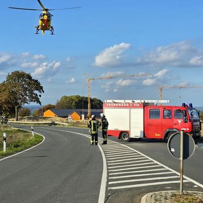 FW Ense: Verkehrsunfall Kreuzungsbereich B516 und L745 - PKW und Motorrad
