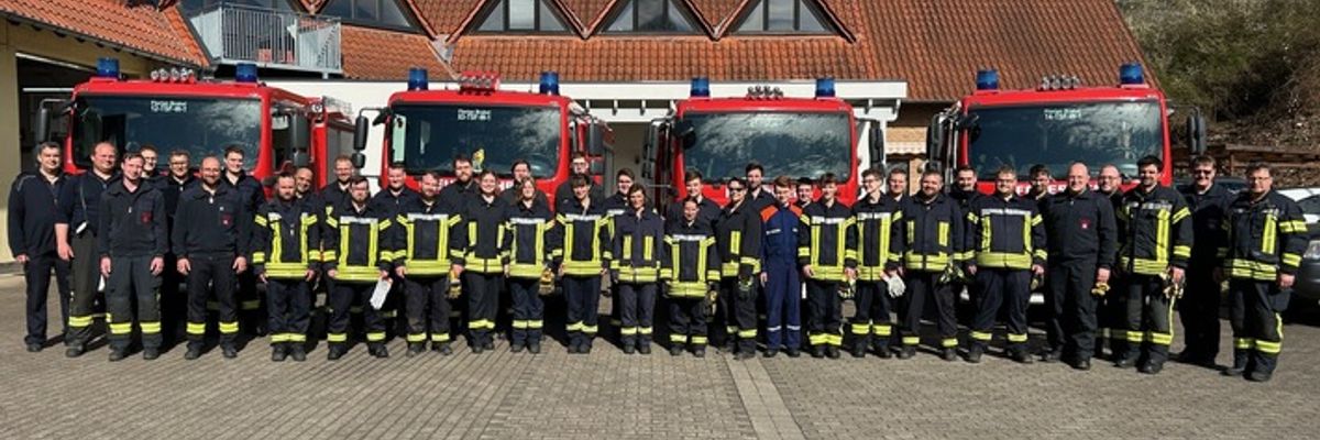 FW Beverungen: 26 Feuerwehrangehörige schließen Feuerwehr-Grundausbildung erfolgreich ab / Nachwuchskräfte aus Beverungen, Brakel und Höxter verstärken die Einsatzbereitschaft