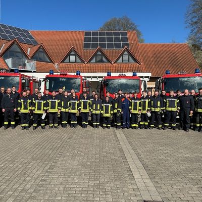 FW Beverungen: 26 Feuerwehrangehörige schließen Feuerwehr-Grundausbildung erfolgreich ab / Nachwuchskräfte aus Beverungen, Brakel und Höxter verstärken die Einsatzbereitschaft