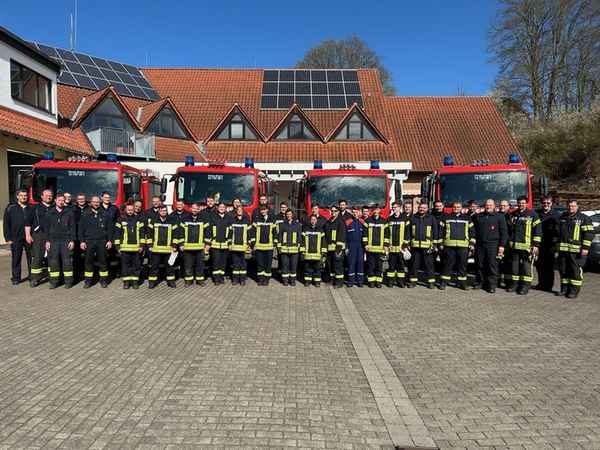 FW Beverungen: 26 Feuerwehrangehörige schließen Feuerwehr-Grundausbildung erfolgreich ab / Nachwuchskräfte aus Beverungen, Brakel und Höxter verstärken die Einsatzbereitschaft