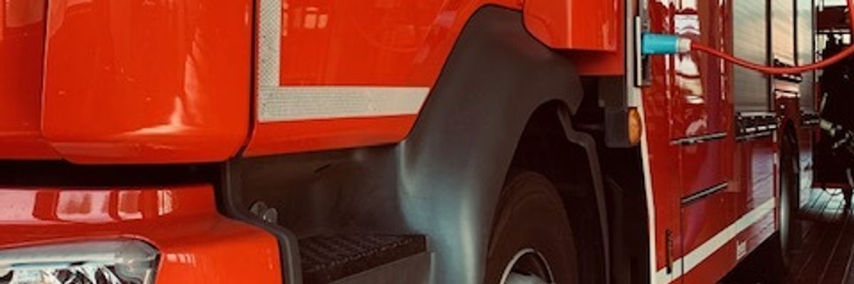 FW Düren: Brand im Dachbereich einer Industriehalle