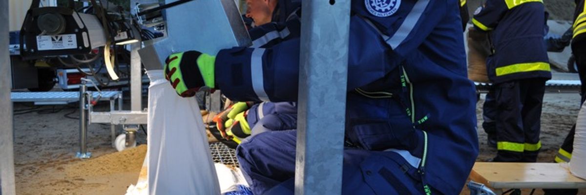 FW-ROW: Sandsäcke füllen für den Ernstfall: Gemeinsamer Übungsdienst von Feuerwehr und THW