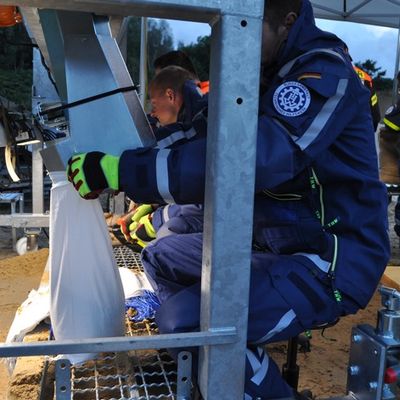 FW-ROW: Sandsäcke füllen für den Ernstfall: Gemeinsamer Übungsdienst von Feuerwehr und THW