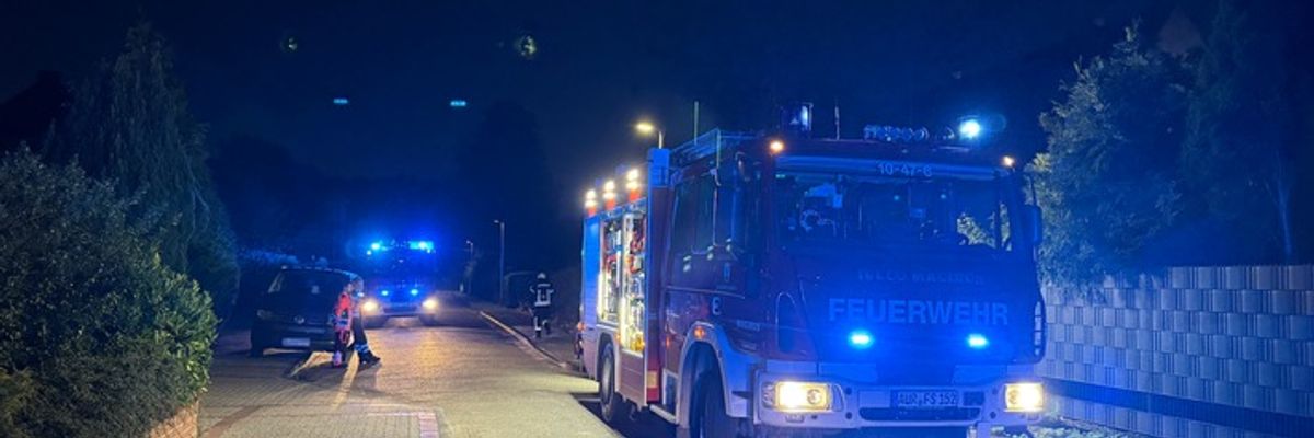 FW-AUR: Kleinstfeuer setzt Gebäudeteil unter dichten Rauch