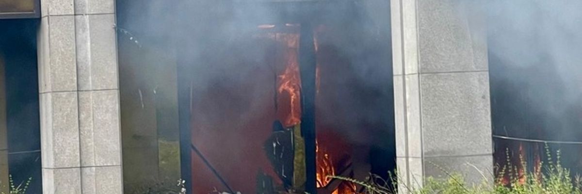 FW Paderborn: Zimmerbrand in leerstehenden Bürokomplex
