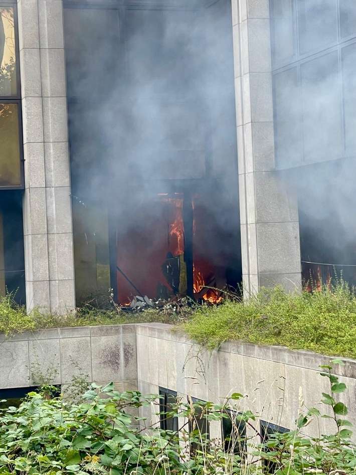 FW Paderborn: Zimmerbrand in leerstehenden Bürokomplex