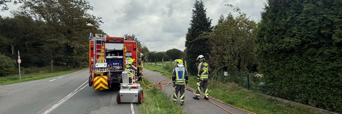 FW Hünxe: Brand einer Gartenlaube - Anwohner verhindern Schlimmeres