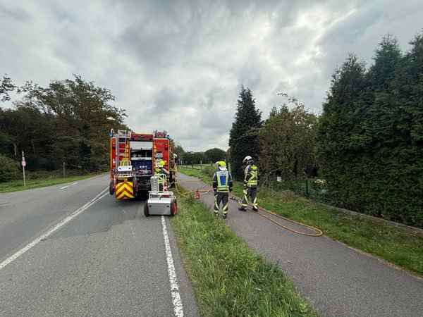FW Hünxe: Brand einer Gartenlaube - Anwohner verhindern Schlimmeres