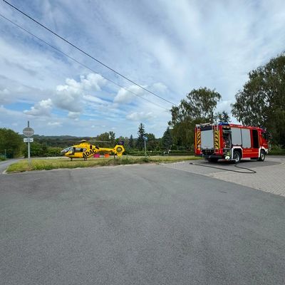 FW-EN: Person unter Radlader eingeklemmt