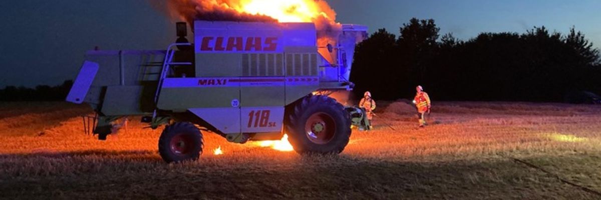 FW Grevenbroich: Feuerwehr löscht brennenden Mähdrescher auf Feld