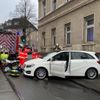 FW-E: Schwerer Verkehrsunfall - Person zwischen Pkw und Hauswand eingeklemmt