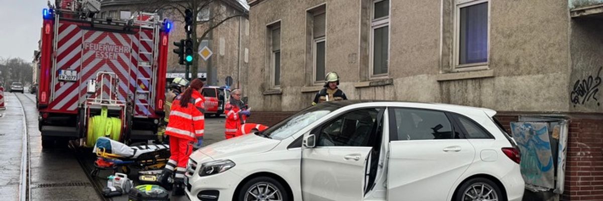 FW-E: Schwerer Verkehrsunfall - Person zwischen Pkw und Hauswand eingeklemmt
