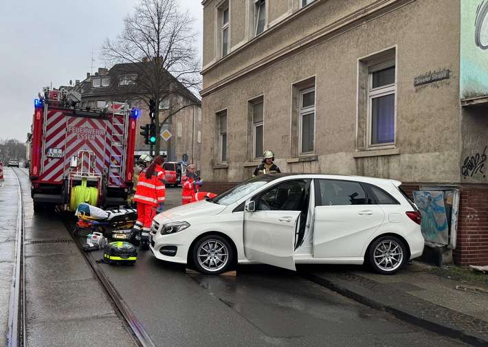 FW-E: Schwerer Verkehrsunfall - Person zwischen Pkw und Hauswand eingeklemmt