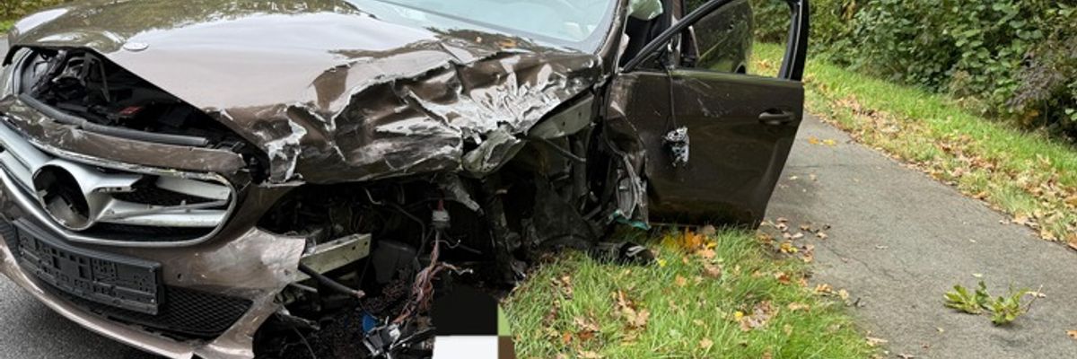 FFW Schiffdorf: Transporter und Pkw kollidieren - eine Person leicht verletzt