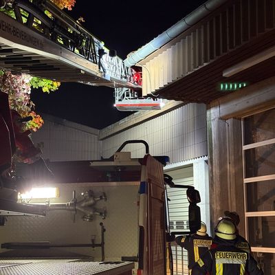 FW Beverungen: Zehn neue Drehleitermaschinisten für die Feuerwehr Beverungen / Erfolgreicher Lehrgangsabschluss der neuen Fachleute