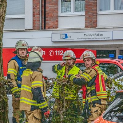 FW Voerde: Schwerer Verkehrsunfall auf dem Rathausplatz in Voerde