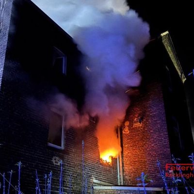 FW-RE: Wohnungsbrand in voller Ausdehnung - 17 Personen betroffen.