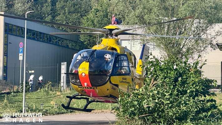 FW Hagen: Unfall auf Betriebsgelände, zwei verletzte Personen nach Reifenplatzer, Rettungshubschrauber im Einsatz