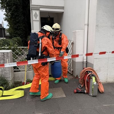 FW-MH: Gefahrstofffund in Wohnhaus - Feuerwehr sichert Behälter