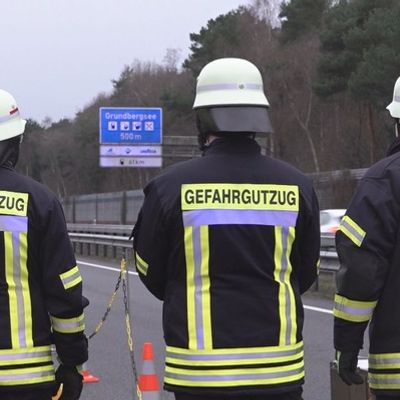 FW-ROW: Gefahrguteinsatz auf der A1 bei Sottrum - keine Verletzten