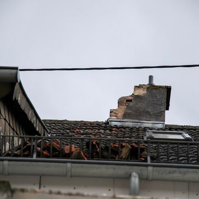 FW LK Neunkirchen: Gewitter über Neunkirchen - Blitz sprengt Kamin und Windböe bläst Verkaufsbude um