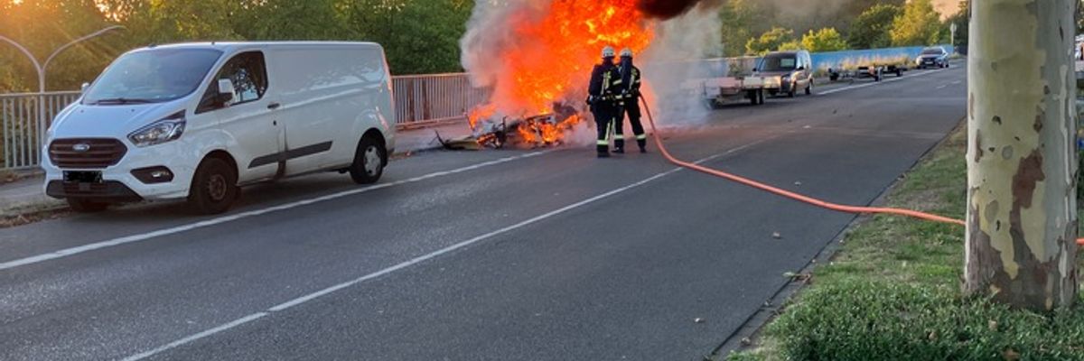 FW-MH: Wohnwagen brennt in voller Ausdehnung