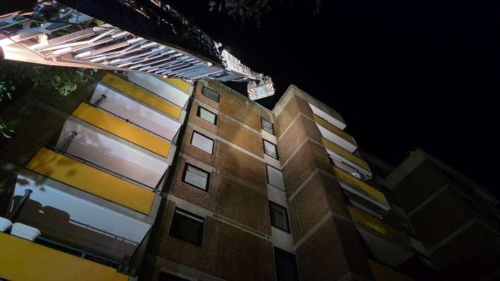 FW Celle: Feuer auf Dachterrasse im 8. OG!