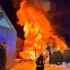 FW-AUR: Gebäude nach Durchzündung vollständig in Flammen