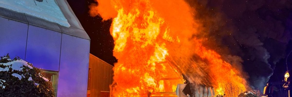 FW-AUR: Gebäude nach Durchzündung vollständig in Flammen