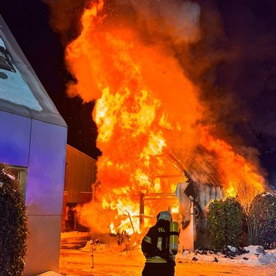 FW-AUR: Gebäude nach Durchzündung vollständig in Flammen