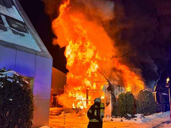 FW-AUR: Gebäude nach Durchzündung vollständig in Flammen