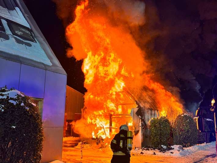 FW-AUR: Gebäude nach Durchzündung vollständig in Flammen