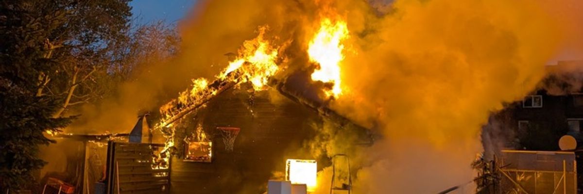 FW-E: Brand einer Gartenlaube in Essen-Vogelheim - Gasflasche explodiert