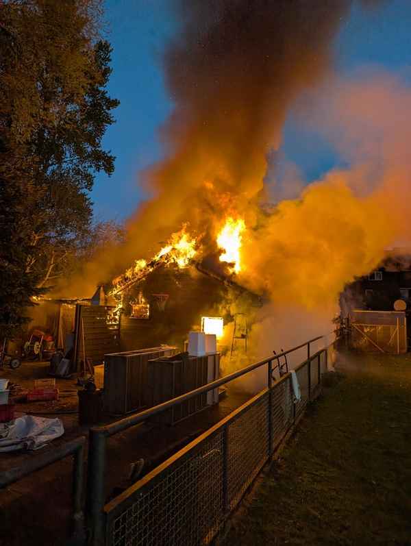 FW-E: Brand einer Gartenlaube in Essen-Vogelheim - Gasflasche explodiert