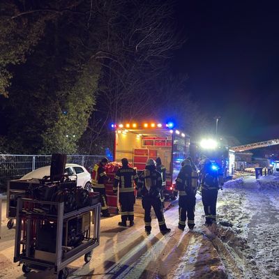FW-AUR: Feuer an Carport greift auf Elektroautos über