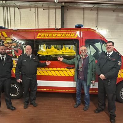 FW-EN: Bürgermeister übergibt vier neue Mannschaftstransportfahrzeuge an die Feuerwehr Wetter (Ruhr)