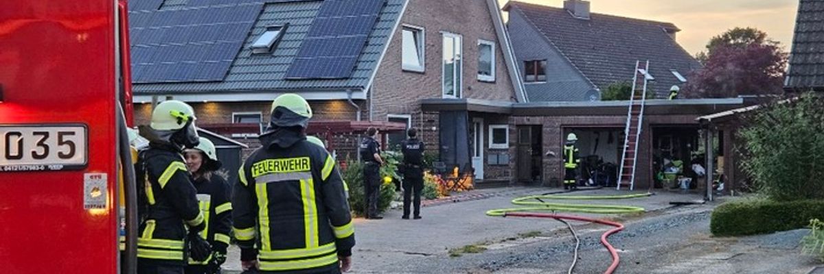 FW-PI: Brande-Hörnerkirchen: Brennt Holzschuppen - Feuerwehr verhindert Ausbreitung auf Garagen und Häuser