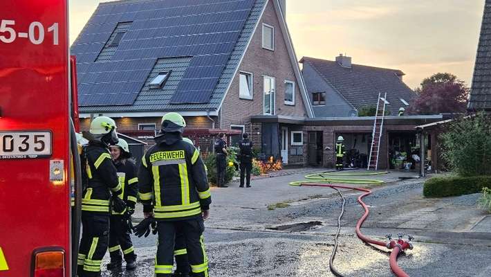 FW-PI: Brande-Hörnerkirchen: Brennt Holzschuppen - Feuerwehr verhindert Ausbreitung auf Garagen und Häuser