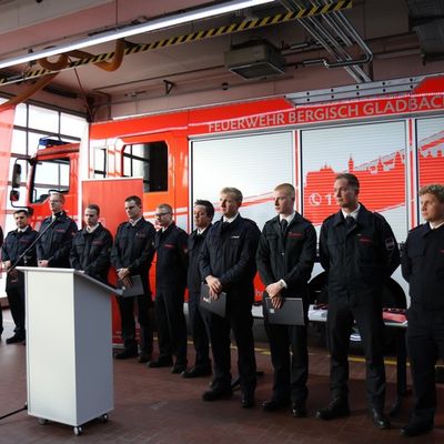 FW-GL: Erfolgreicher Abschluss, neue Laufbahnen und langjährige Treue: Feuerwehr Bergisch Gladbach feiert zahlreiche Ehrungen und Ernennungen